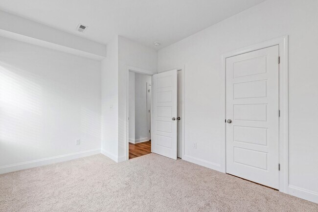 Building Photo - Stunning 4-Bedroom Home for Rent in Prime Cary Location!