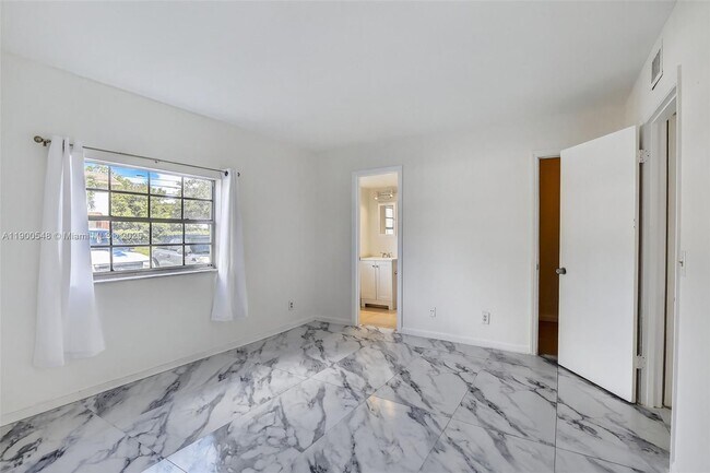 Building Photo - 1405 Miami Rd