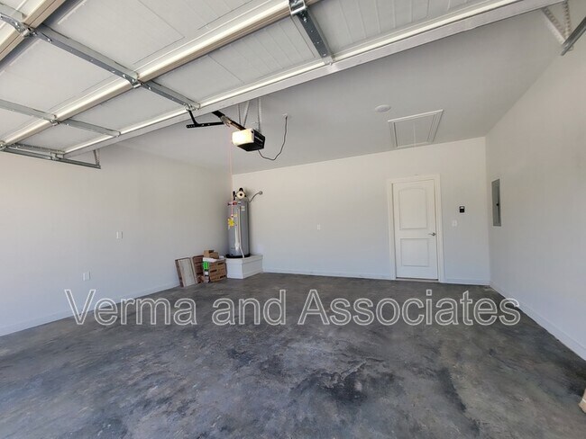 Building Photo - 1041 N Skyline Loop