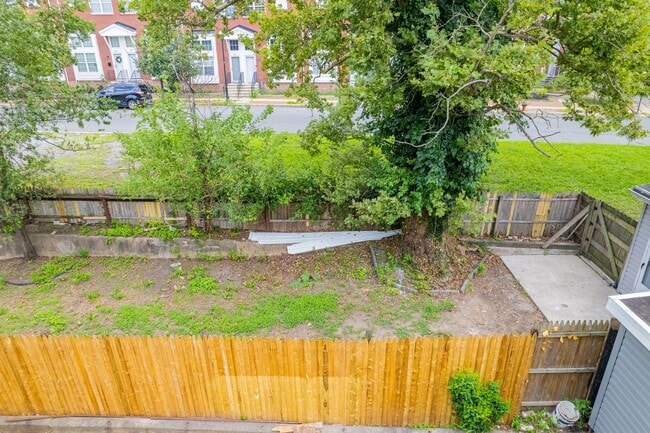 Building Photo - Freshly Renovated 4-Bedroom Home with Cent...