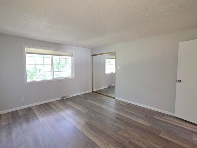 Building Photo - Great 3 Bedroom Townhouse In Aurora!