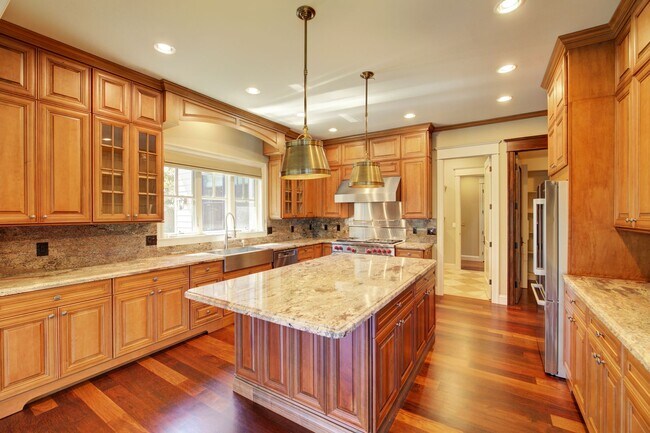 Building Photo - 4Bd+Den/4.5Ba Clyde Hill House