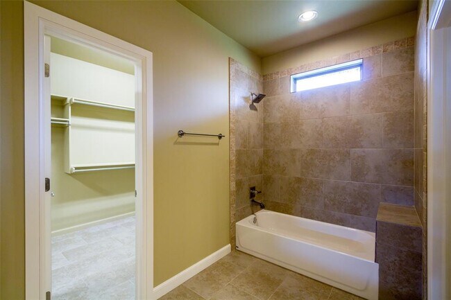 Building Photo - 2701 Hermoso Cir