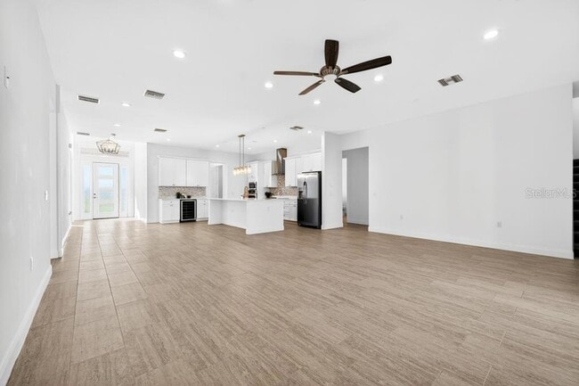 Building Photo - 200 Snowy Orchid Way