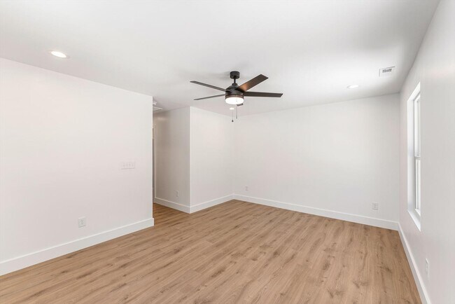 Building Photo - 3425 Garden Dr