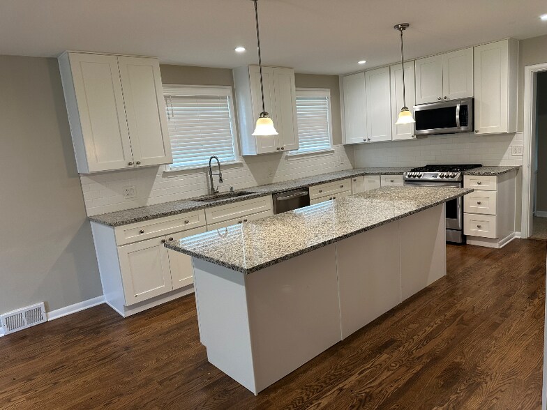 Building Photo - 953 Burton Ave