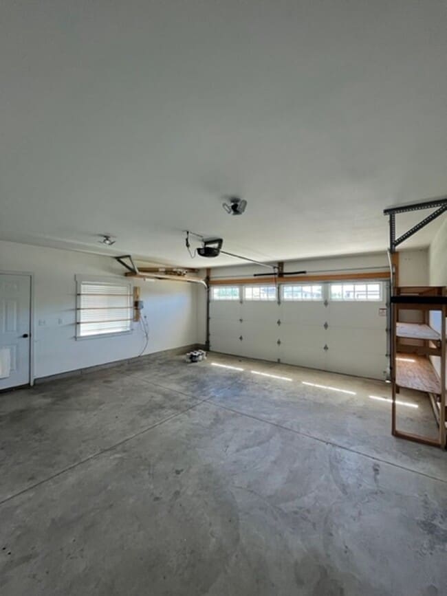 Building Photo - Custom Built 3 Bed/2 Bath Ranch Style Home!