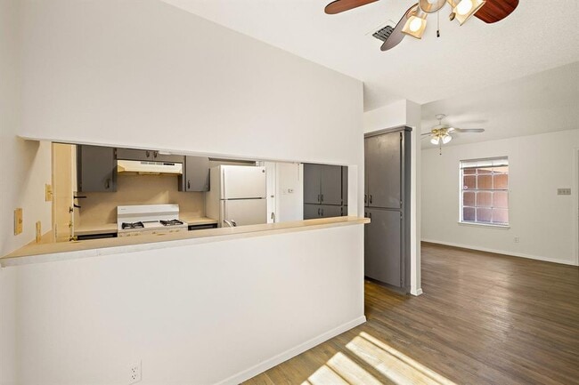 Building Photo - 2402 Cottonwood Dr