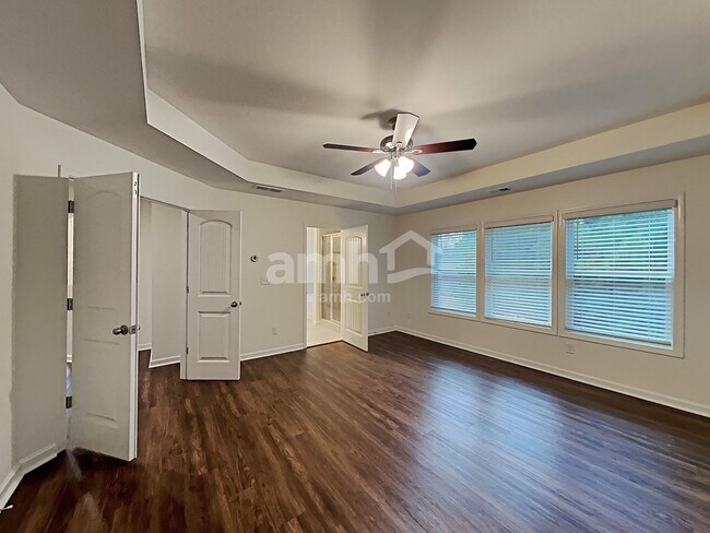 Building Photo - 85 Royalty Ln