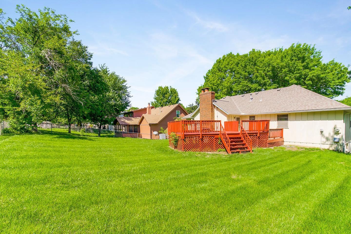 Building Photo - Spacious Shawnee Home Near Mill Creek Stre...
