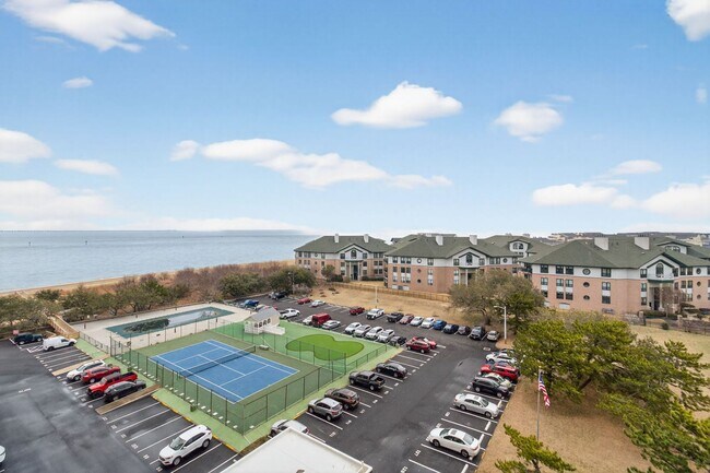 Building Photo - Stunning Condo With Exclusive Bay Views!