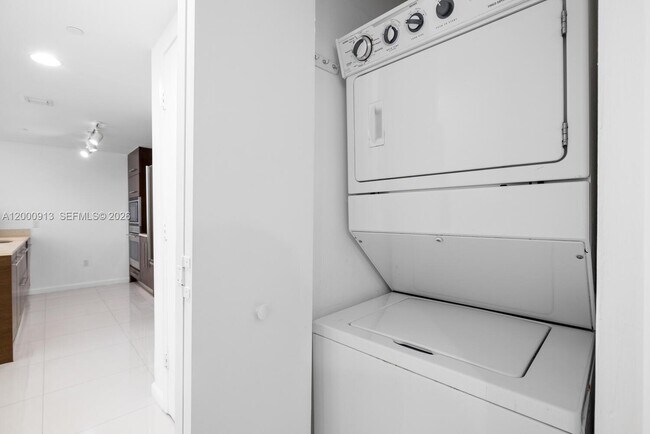 Building Photo - 475 Brickell Ave