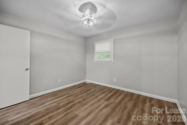 Building Photo - 4800 Maplecrest Dr
