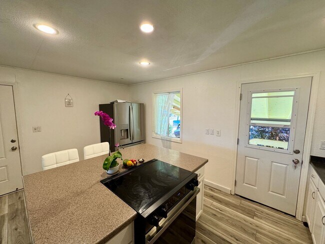 Building Photo - Optimal Location in the Heart of Paia Town...