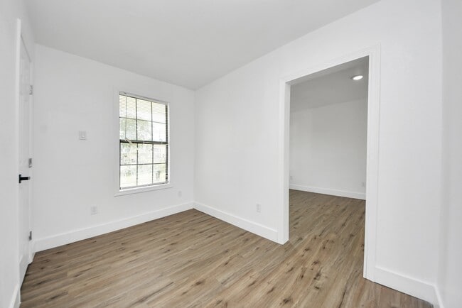 Building Photo - 1203 W 6th St