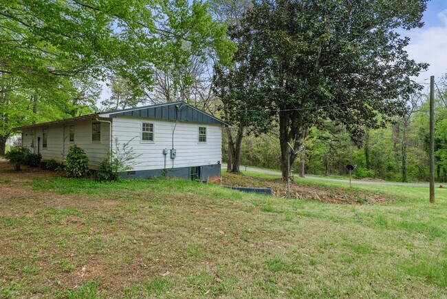 Building Photo - Updated 3-Bedroom Home on Quiet Street in Charlotte Court House!