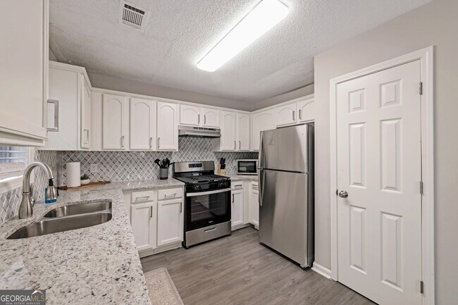 Building Photo - 6839 Sandy Creek Dr