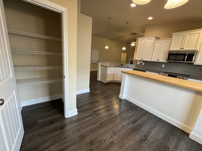 Building Photo - 2467 Bell Manor Dr SW