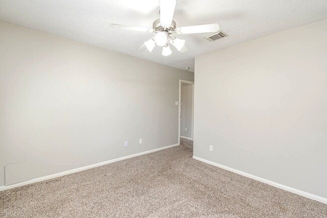 Building Photo - 245 Lake Estates Dr