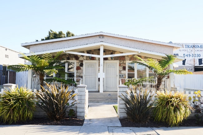 Building Photo - 606 E Realty St