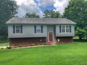 Building Photo - 3 Bedroom/2 Bath Split-Foyer Home Kingspor...