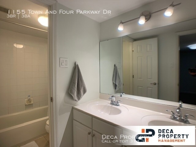 Building Photo - 3 Bedroom Townhome