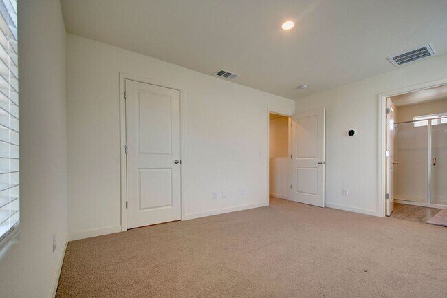 Building Photo - Terrific 4 bedroom available for rent - Al...