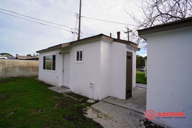 Building Photo - Spacious 5-Bedroom Home + Back Unit Included | 3 Baths | Bakersfield Living