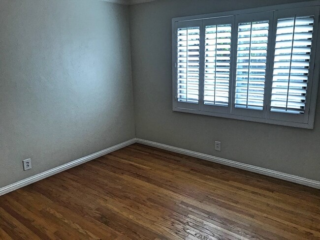 Building Photo - Indoor/outdoor living, spacious 4/2 on a quiet street in Mills Estates