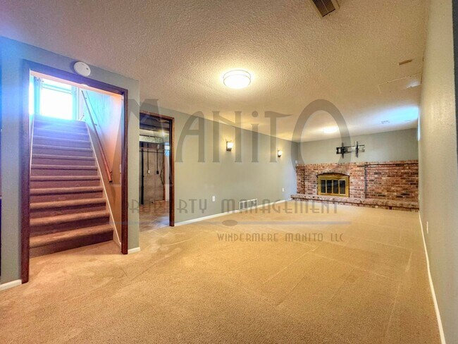 Building Photo - Entertainers Dream Home