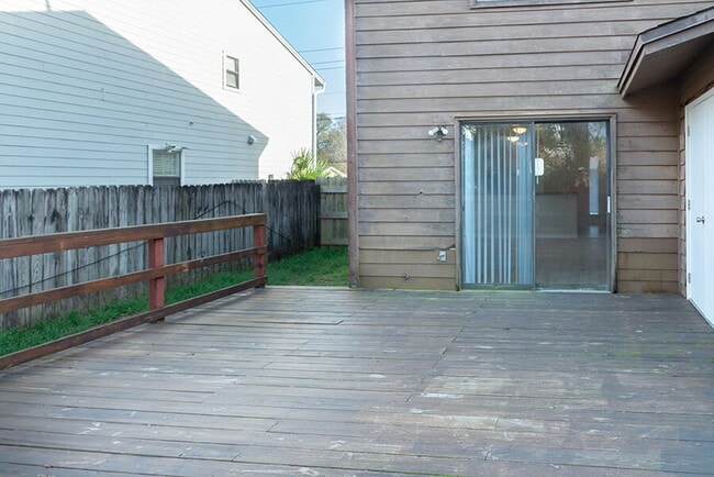 Building Photo - "Charming Townhouse on Hollywood Blvd with Spacious 1156 Sq Ft Layout!"