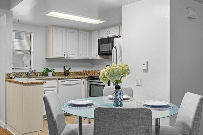 Building Photo - Upgraded 1 Bedroom, 1 Bath Townhome in Pri...