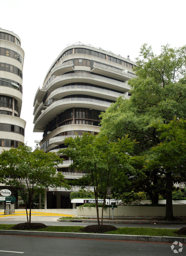 Building Photo - Watergate South