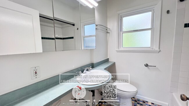 Building Photo - Spacious 2 bedroom Home w/ Backyard, Garage, and pet friendly!