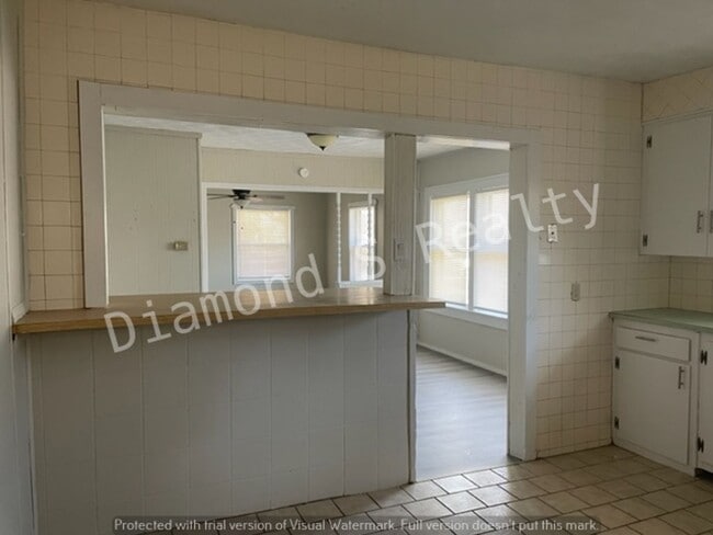 Building Photo - Spacious 2 Bedroom Home - Fenced Yard!