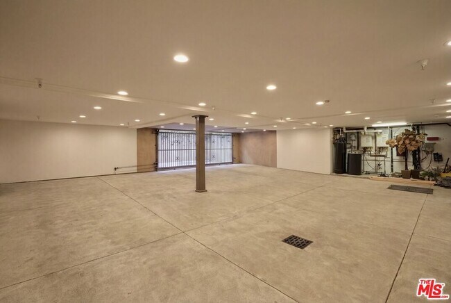 Building Photo - 614 N Palm Dr