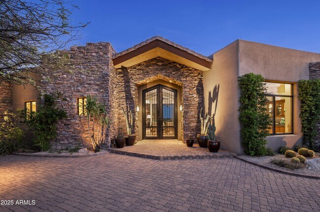 Building Photo - 9889 E Hidden Valley Rd
