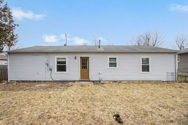 Building Photo - Contemporary 3-bed, 1-bath 925sq ft ranch with attached garage and yard!