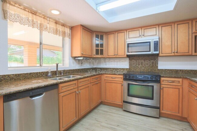 Building Photo - 951 E Leeward Ln