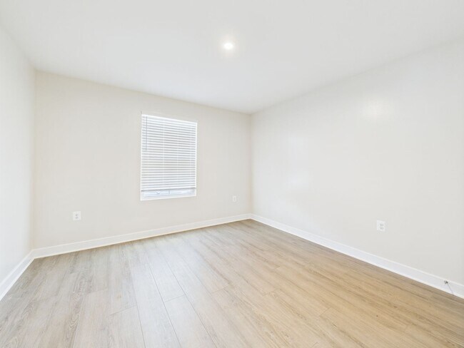 Building Photo - Functional Floorplan, Modern Comfort – Wel...