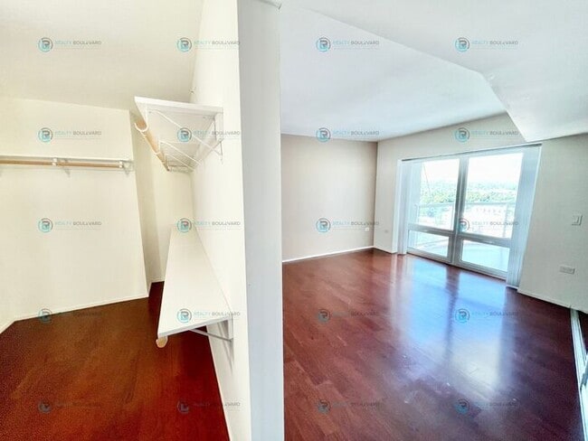 Building Photo - 1 Bedroom 2 Bathroom with Bonus room area!...
