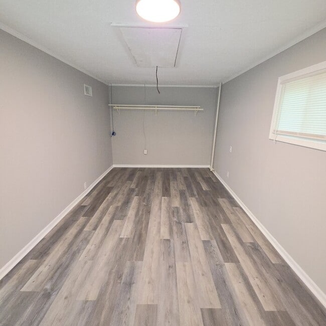 Building Photo - Spacious 4 bedrooms and 1 bath home located on Manchester Ave in Kansas City, MO