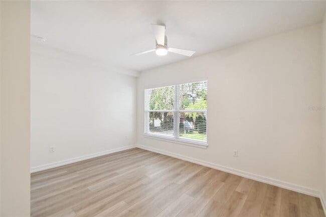 Building Photo - 1602 Park Lake St