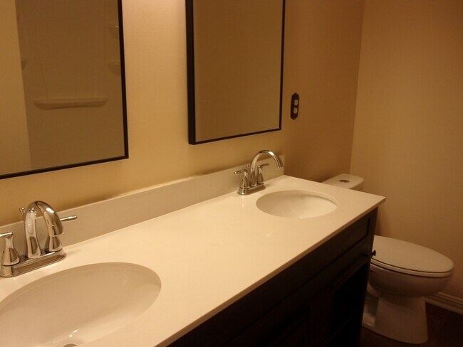 Building Photo - 2 Bedroom 1 Bath Ground Floor Condo in Hunters Trail