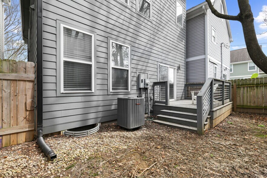 Building Photo - 2464 Broadway St