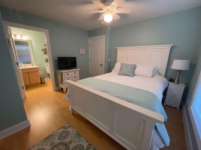 Building Photo - Lovely Condo Available Early September 2024