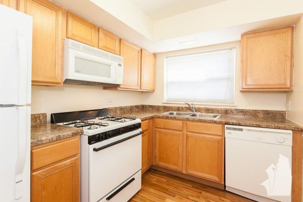 Building Photo - 6401 N Sheridan Rd