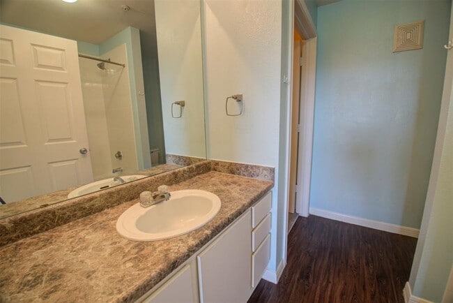 Building Photo - 2320 Gracy Farms Ln