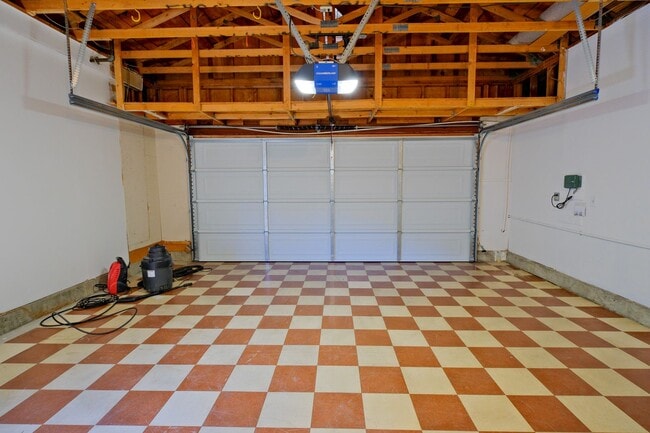 Building Photo - Gorgeous 3 Bedroom with office or separate...