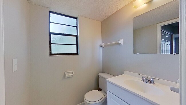Building Photo - Desirable 2 beds/1.5 bath, first floor uni...